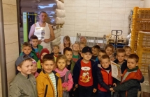 Kilkunastu dzieci wraz z piekarzem 