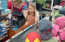 Dzieci uczące się obsługi kasy fiskalnej 