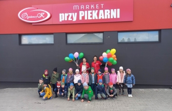 Dzieci na tle piekarni 