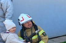 Dziewczynka i strazak z wezem gasniczym.