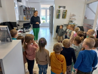 Dzieci w kregu przed p. bibliotekarka.