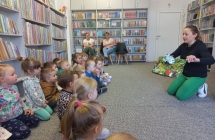 Zainteresowane dzieci podczas ogladania intertaktywnej ksiazki.