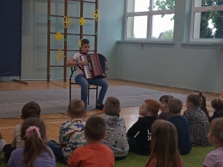 Wojtek gra na akordeonie