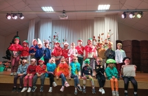 Dzieci z gr. Zabki na scenie prezentuja swoje przebrania