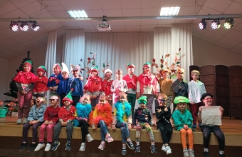 Dzieci z gr. Zabki na scenie prezentuja swoje przebrania