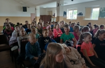 Przedszkolaki z wizyta w bibliotece - ogladaja spektakl