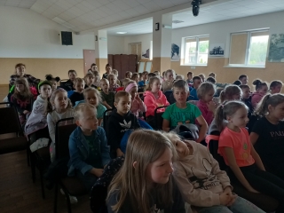 Przedszkolaki z wizyta w bibliotece - ogladaja spektakl