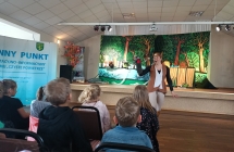 Wiewiorka spiewa dzieciom o recyklingu