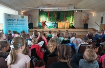 Przedszkolaki z zaciekawieniem ogladaja teatrzyk