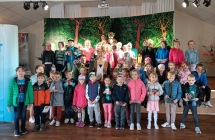 Dzieci z grup VII i VIII na scenie z grupa teatralna