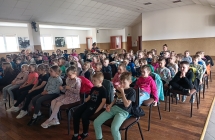 Dzieci na widowni teatrzyku Grajmy w zielone