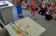 gr. V Tydzien Bibliotek - dopasowywanie elementow charakterystycznych dla wybranych bajek