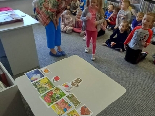 gr. V Tydzien Bibliotek - dopasowywanie elementow charakterystycznych dla wybranych bajek