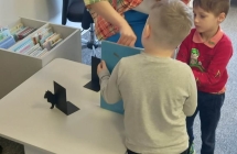 gr. V Tydzien Bibliotek - ukladanie ksiazek od najwiekszej do najmniejszej