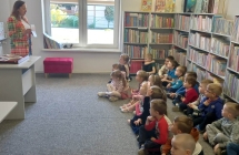 gr. V Tydzien Bibliotek - odgadywanie zagadek obrazkowych zwiazanych ze znanymi bajkami