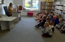 gr. V Tydzien Bibliotek - sluchanie bajki wystawionej teatrzykiem kamishibai
