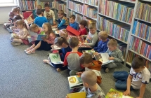 gr. V Tydzien Bibliotek - ogladanie ksiazeczek