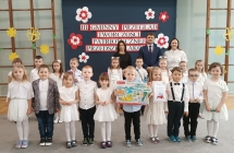 Dzieci z grupy VI otrzymuja nagrode