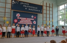 Dzieci z grupy VIII  spiewaja piosenke