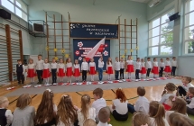 Dzieci z grupy VII  spiewaja piesn patriotyczna