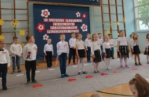 Dzieci z grupy V spiewaja piosenke