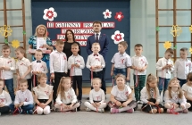 Dzieci z grupy V otrzymuja nagrode