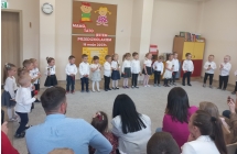 Dzieci graja na instrumentach perkusyjnych.