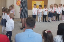 P. dyrektor dokonuje aktu pasowania dzieci na przedszkolaka w obecnosci rodzicow.