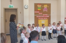 P. dyrektor  z dyplomami i dzieci.