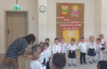 P. dyrektor wrecza dzieciom dyplomy.