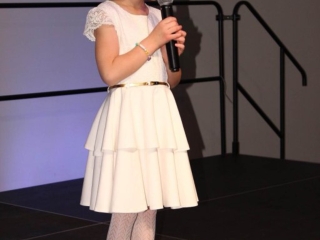 Nadia na scenie spiewa piosenke