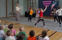 Dzieci w kole tancza krakowiaka.