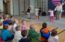 Dzieci w parach tancza kujawiaka.