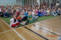 Publicznosc oklaskuje tancerzy.