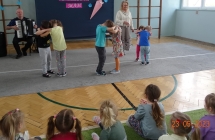 Dzieci tancza kujawiaka.