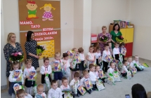 Dzieci z dyplomami i nagrodami oraz p. dyr. i wychowawczyniami