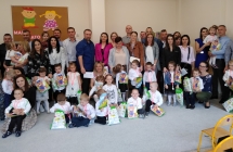 Uczestnicy uroczystosci - zdjecie grupowe. (1)