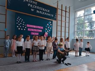 Chlopiec gra na gitarze