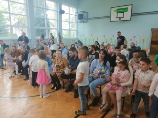 Dzieci wreczaja rodzicom upominki z okazji ich swieta