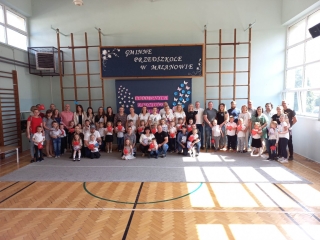 gr. V Wszyscy uczestnicy uroczystosci Dnia Mamy i Taty