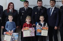 Dzieci z Gminnego Przedszkola w Malanowie podczas wreczenia nagrod w konkursie pozarniczym