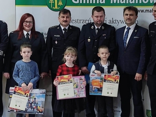 Dzieci z Gminnego Przedszkola w Malanowie podczas wreczenia nagrod w konkursie pozarniczym