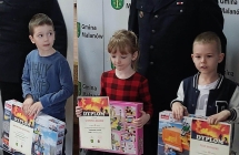 Antek i Gabrysia z dyplomami i nagrodami za udzial w konkursie