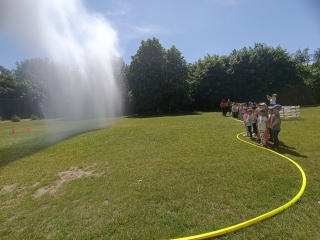 Pokaz umiejetnosci strazackich w przedszkolu w Malanowie