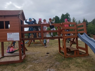 Dzieci z grupy VI na placu zabaw