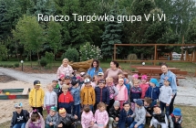 Dzieci z grupy V i VI na Ranczo Targowka wraz z pracownikami