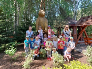 Zdjecie grupowe dzieci z figurka niedzwiedzia