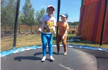 Dwaj chlopcy skacza na trampolinie.