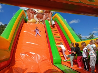 5 i 6-latki na dmuchanym zamku