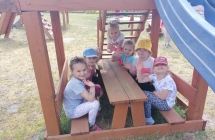 Dziewczynki z gr. VII w drewnianym domku